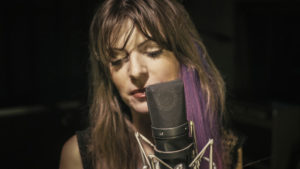Azzurra Lorenzini di fronte ad un microfono