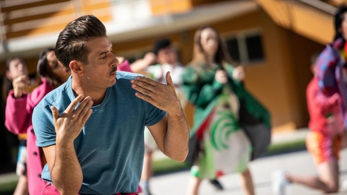 francesco Gabbani nel video il sudore ci appiccica