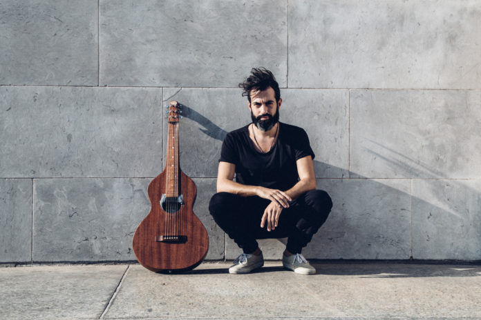 Buzzy Lao con chitarra